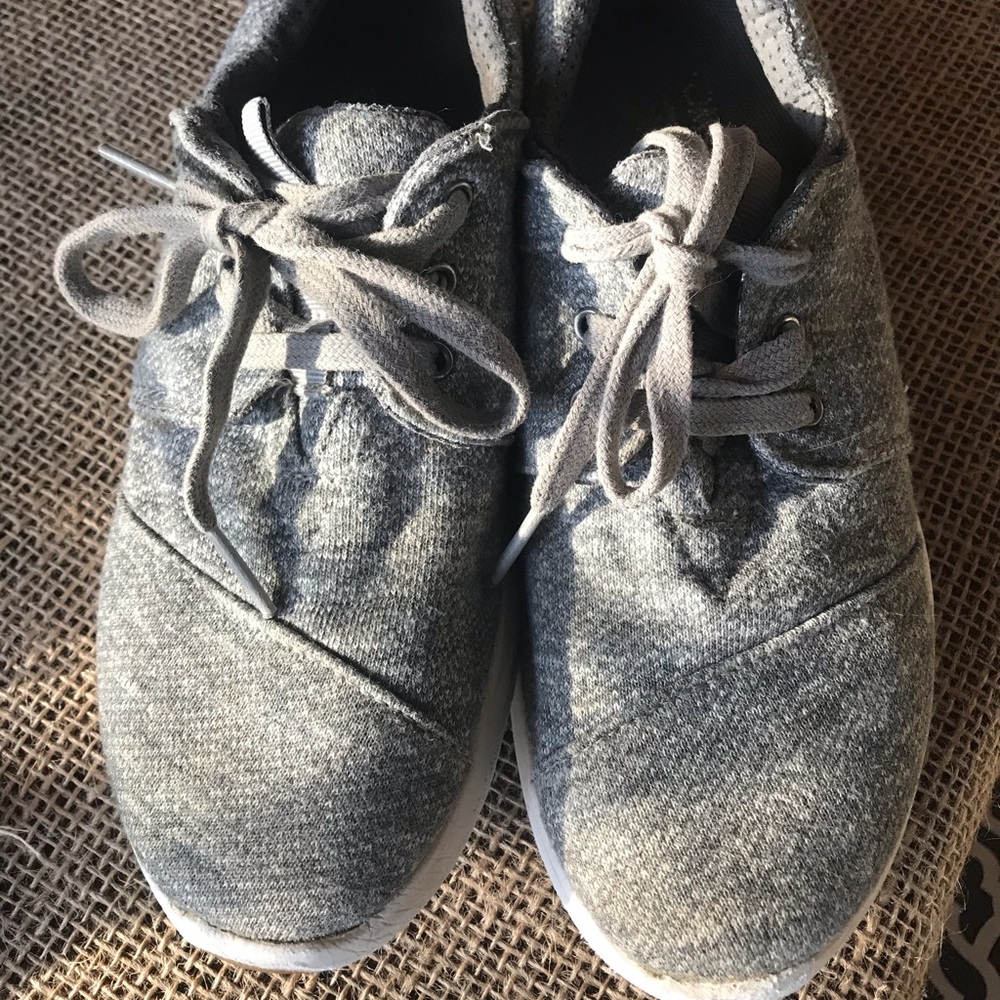 Tom’s tennis shoes
